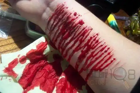 bieber》的活动,并在推特呼吁粉丝,以自残"血的控诉"抗议比伯吸食大麻