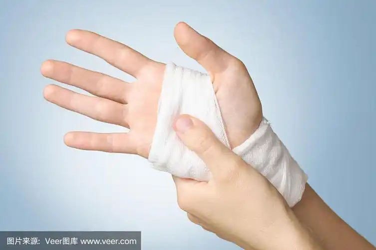 受伤的手用绷带包扎