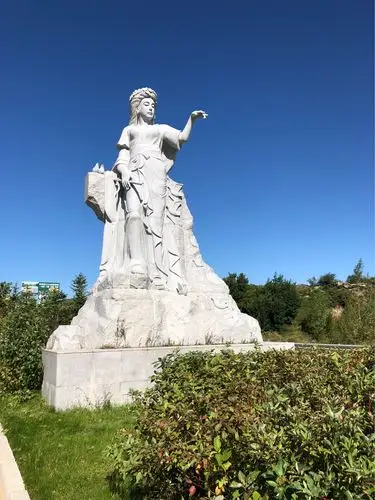 镜泊湖红螺女雕像.