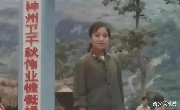 86年老山战场亲吻临终士兵的女战士张茹29年后去他墓前探望