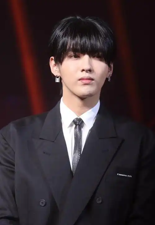 吴亦凡换新发型瘦身成功穿西服套装秀身材脚踩球鞋玩混搭