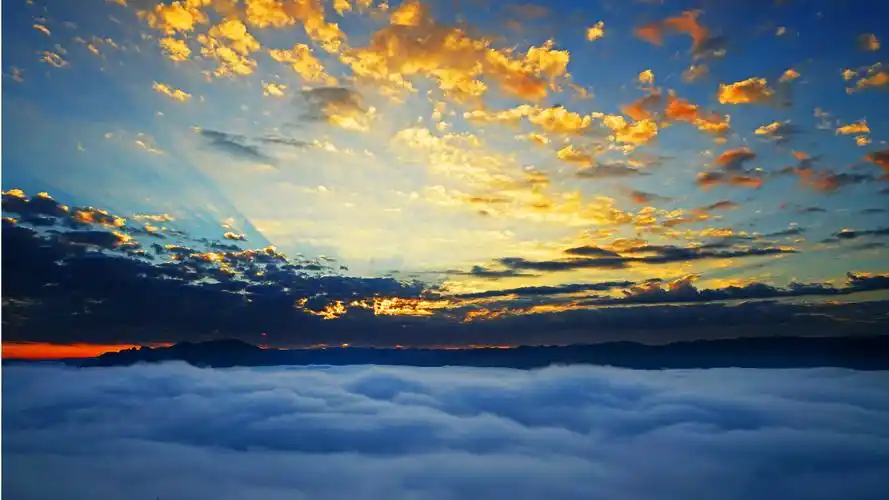 长岭霞光万丈,云海茫茫