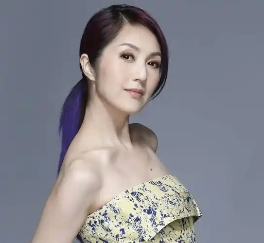 杨千嬅露肩裙上演时尚大片,网友:太美了,感觉在看时装秀_娱乐_文章