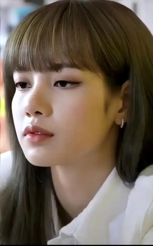 趁金智秀吃东西时,lisa表情严肃的搞了小动作.