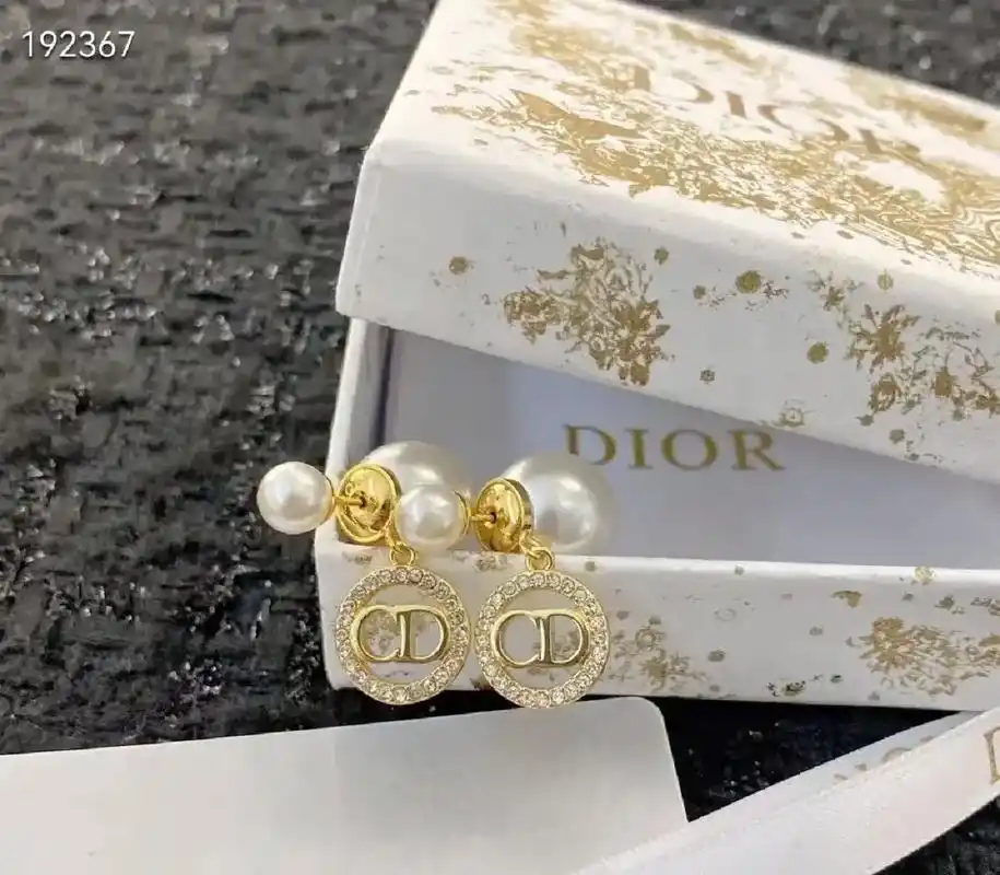 迪奥新款珍珠耳环.圆形水钻cd双球珍珠耳环,精致感拉满,温柔 - 抖音