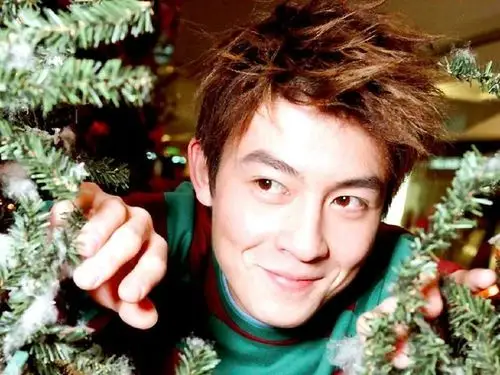 陈冠希小时候的头发是棕色的,中葡混血的他,难怪帅的那么有气质