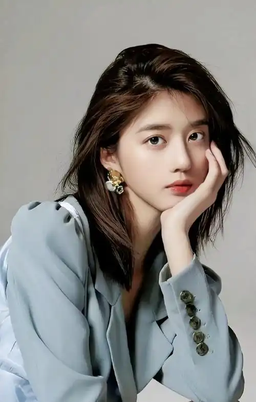 李凯馨清秀俏丽,洋溢着少女的娇美与活力,散发出青春的魅力