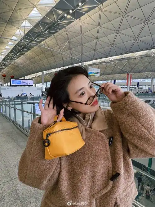 马思纯机场随拍##马思纯拍的云层