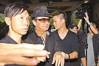 图文:许冠杰神情哀伤送哥哥许冠英最后一程