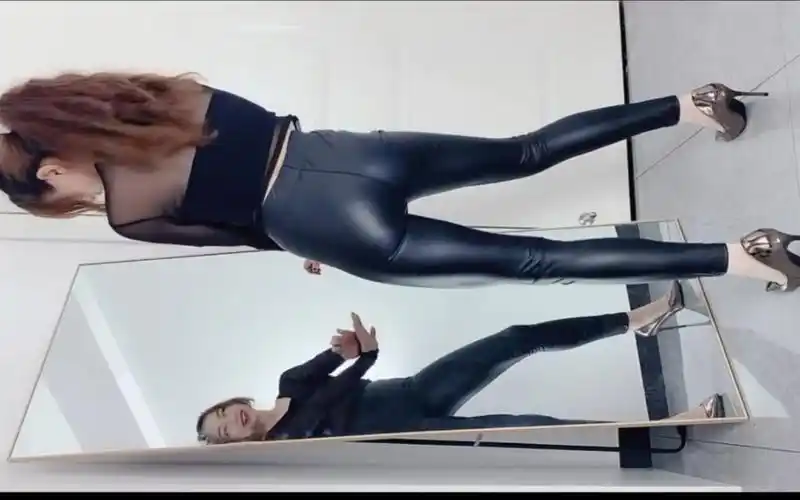 今日微胖皮裤摇