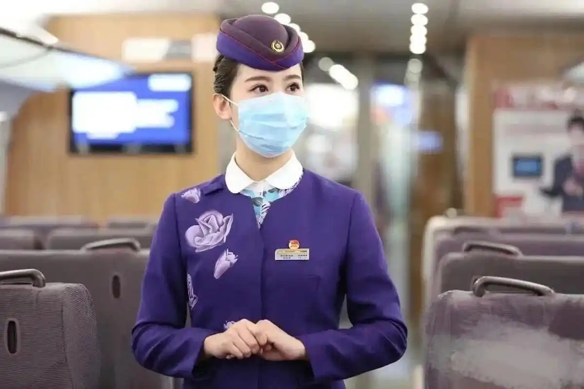 济南高铁动车组乘务员 岗位职责: 1,列车开始检票后负责为上车旅客