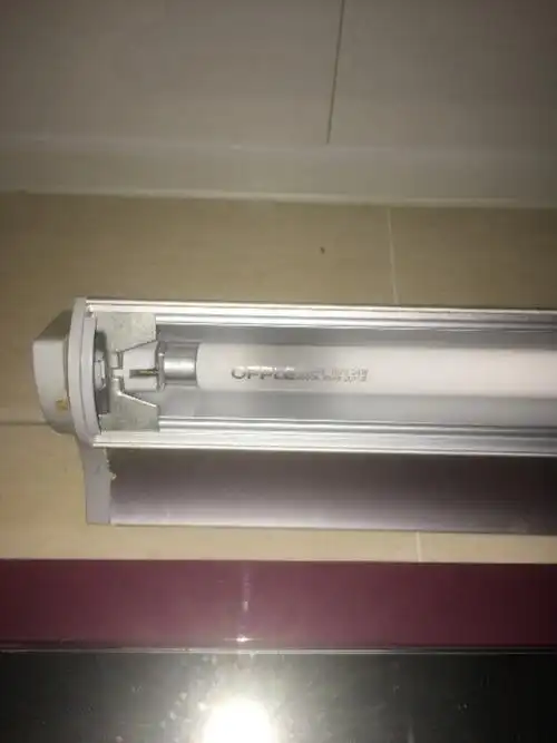 请问欧普镜前灯t5灯管如何拆下来更换?