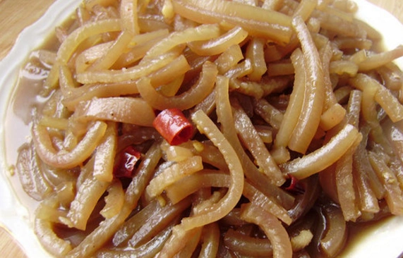 红烧肉皮,肉皮去净肥肉和毛,凉水下锅煮5分钟!