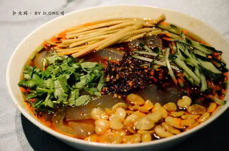 浑源凉粉,是大同的一款特色小吃,凉粉口感有点像凉皮,软软糯糯,辣子香