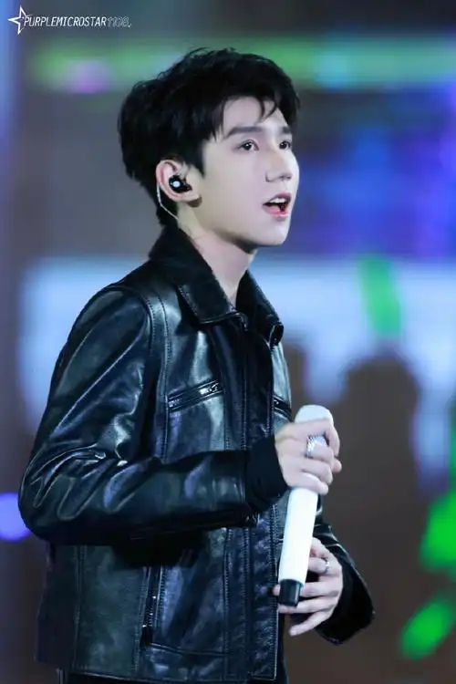 王源绿海##王源出席qq音乐巅峰盛典