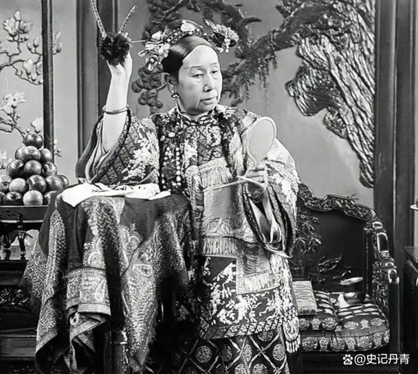 晚清慈禧太后真实相貌老照片:眉目间充满杀气,气场强大不怒自威