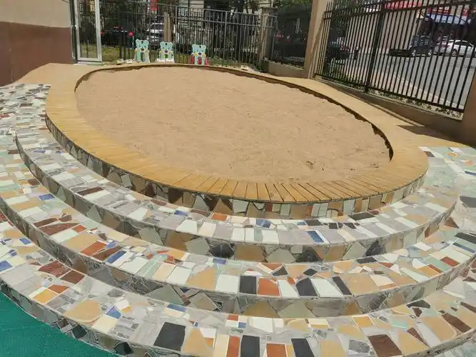 沙池是发展幼儿创造力的地方,孩子们能堆出属于自己的小天地!