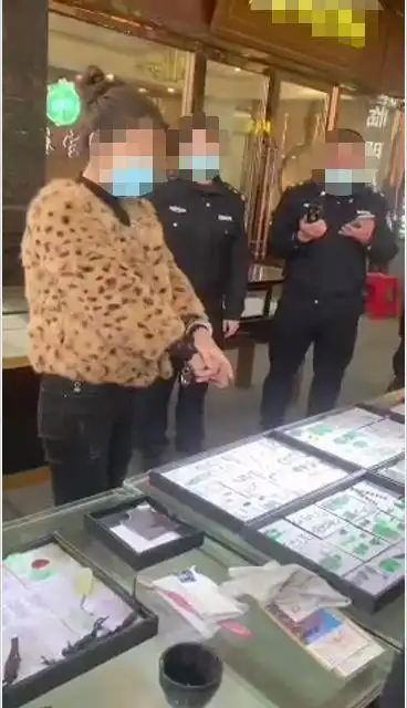 阳美一偷玉女贼被抓戴上手铐指认现场