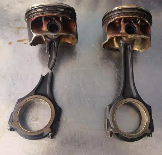 发动机进水熄火后二次启动导致顶弯断开,变形的连杆_广州变速箱维修