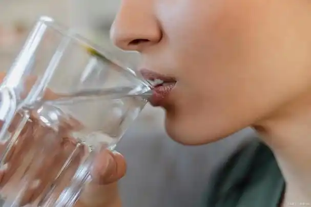 美国国立卫生研究院 (nih) 的一项研究表明,与水分不足的人相比,水分