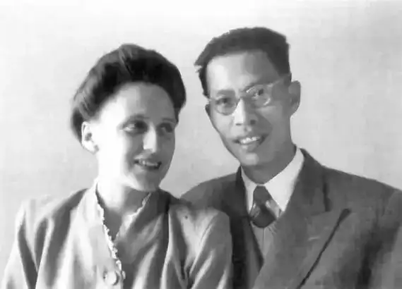 在医院工作期间,1945年(31岁),裘法祖与医学院的德国女学生裘罗懿