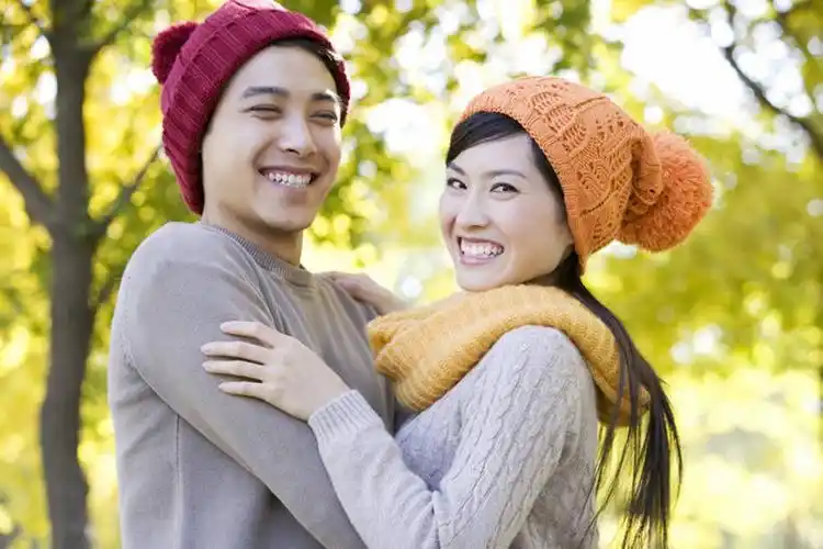 东方人,两个人,夫妻,站,笑,微笑,露齿笑,横图,竖图,室外,白天,留白