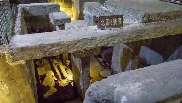 青海"妖墓"赫然现世,33米拔地而起,挖到一半,专家慌忙撤出