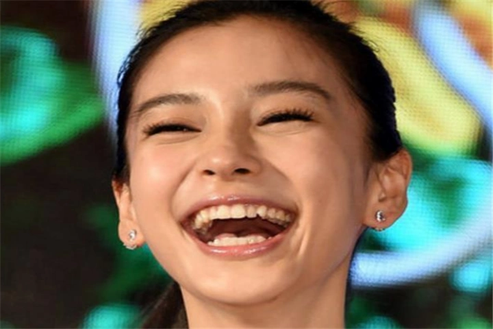 女明星大笑的样子,杨颖放得开,最后一位差点把自己丑哭了