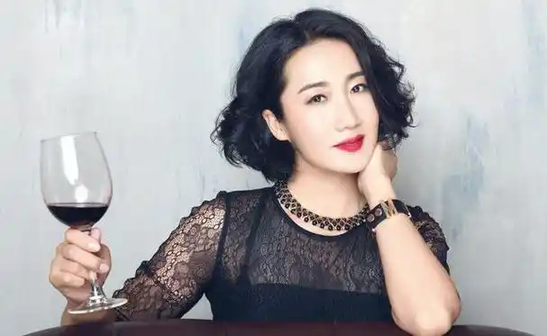 这些,都为郭虹往后成为演员,埋下了"伏笔".