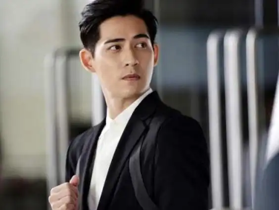 吴建豪—"美作"吴建豪出生在美国,在拍摄《流星花园》之前他中文说的