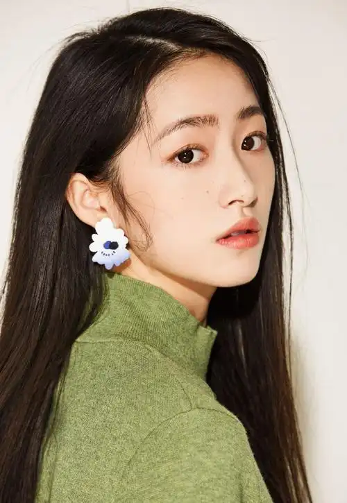 > 杨肸子黑长直时尚写真图片(1/14)