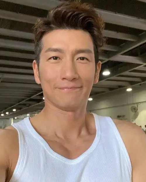 亚视1999年月历出土,袁文杰被封"不老男神"21年如一日