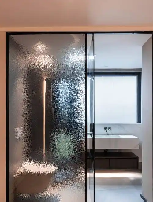 干湿分离的玻璃门选用水波纹材质表蒸汽遇冷化珠之意,蒸气上腾,触及