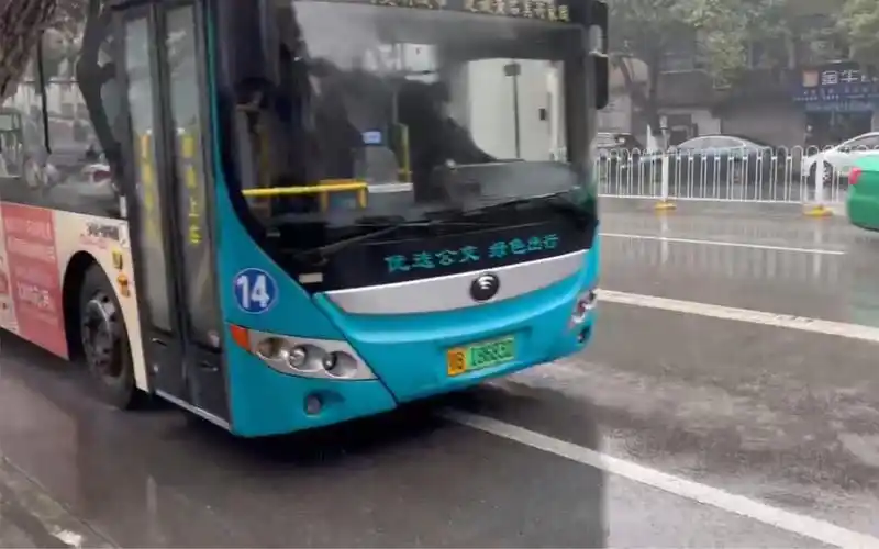 【黄石公交】14路公交车进站