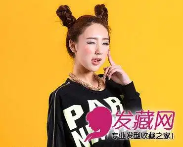 眨眼与吐舌的表情,简直就是萌味十足,冲天式的麻花辫双发髻,非常的