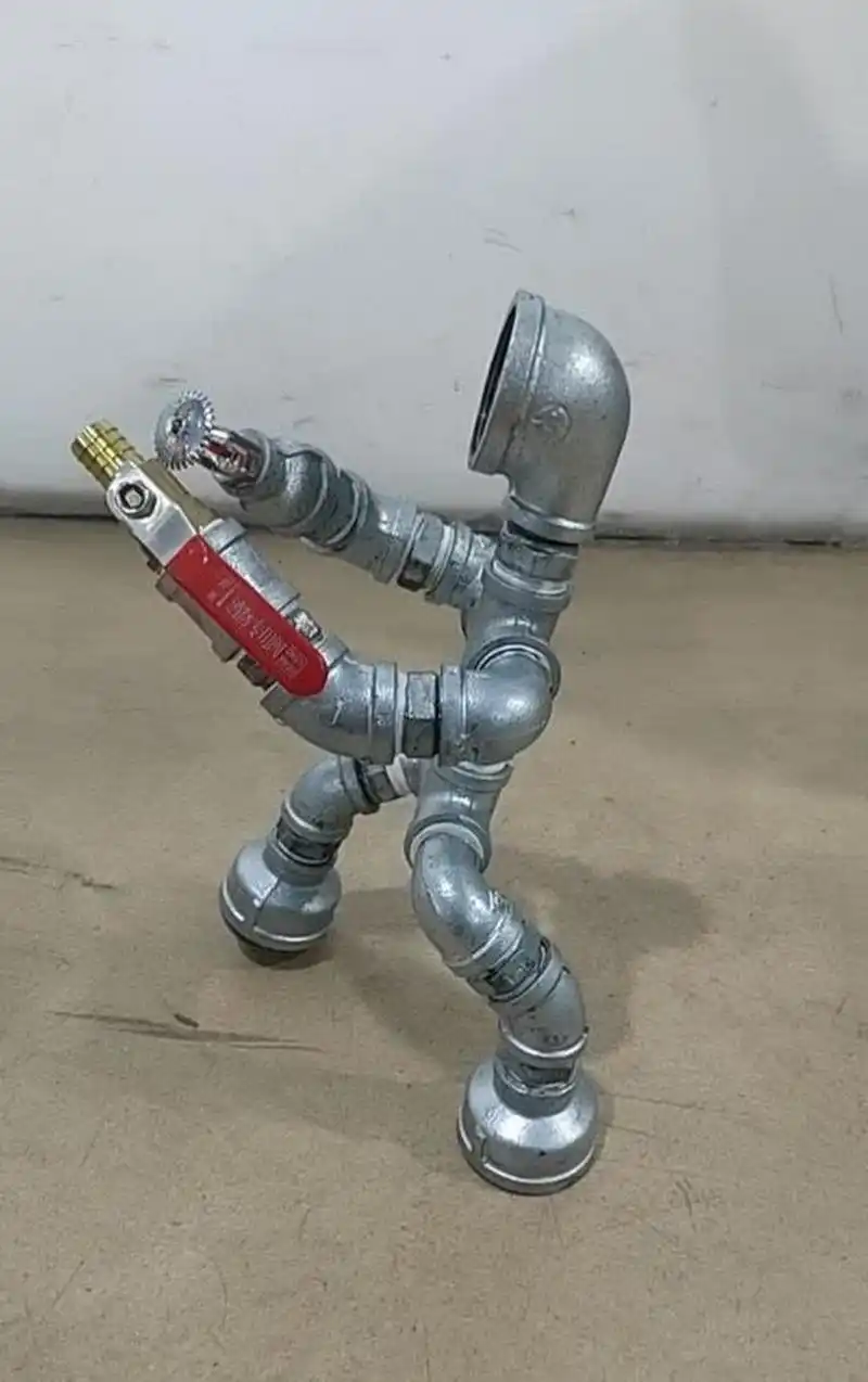 本来想用管件做一个消防员的工艺品,但是失败太多了.[得意][嘘]