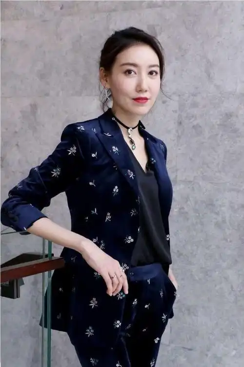 高露穿搭时尚新颖,珍珠吊带配黑色西装,时髦又有新意