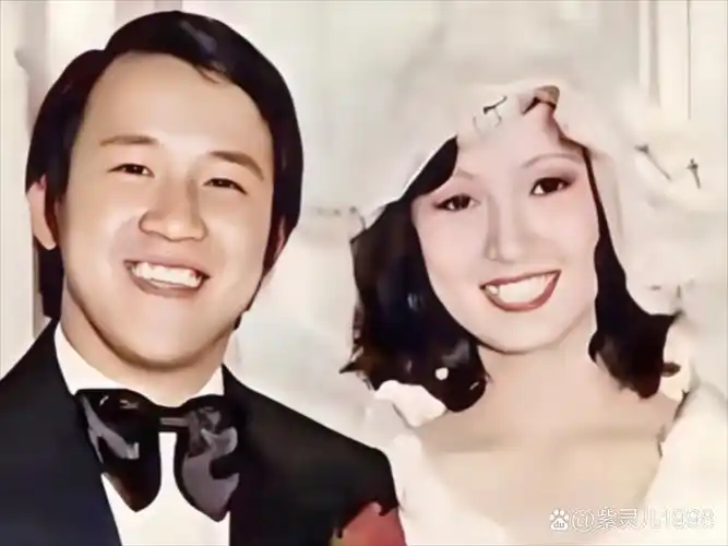 18岁的新娘王美华长相甜美,衣着华丽,两个手腕上戴满金镯.