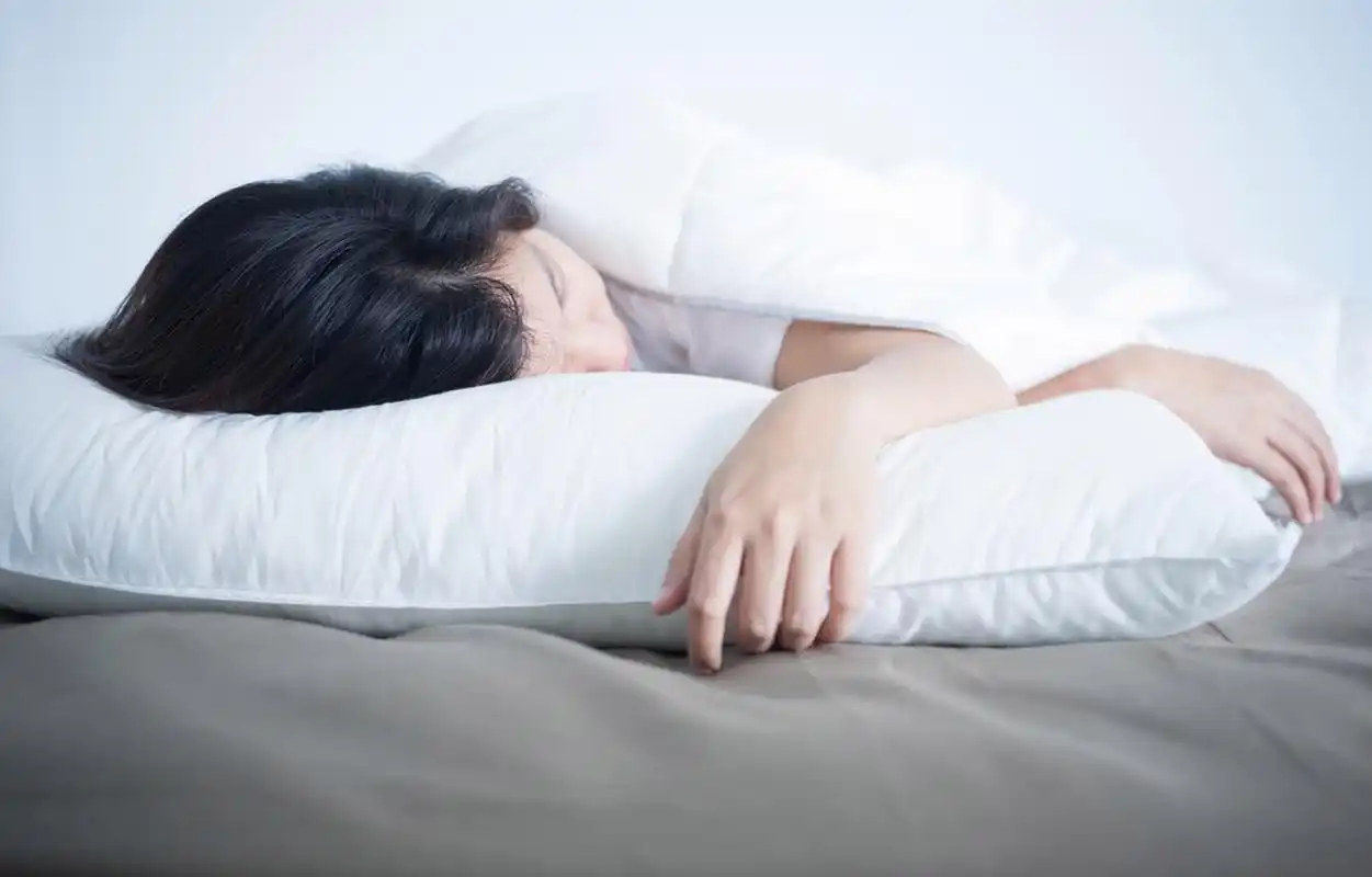 我老婆是一个特别爱干净,也十分矫情的人,晚上上床睡觉,必然要卸妆