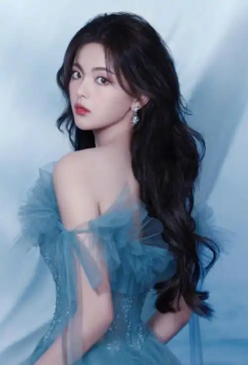 杨超越最新写真来袭,穿蓝色纱裙宛若海洋精灵,引起网友热议__财经头条