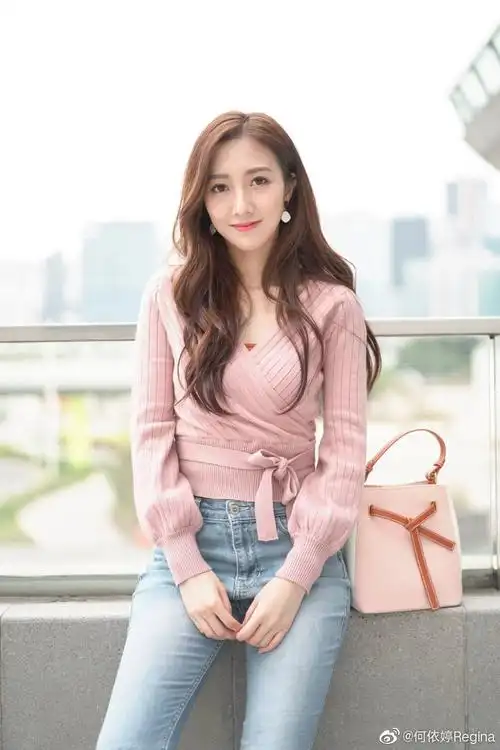 明星穿搭 何依婷