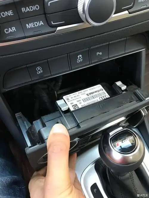 空调面板卡子在上边  下边没有   很容易拿出来了