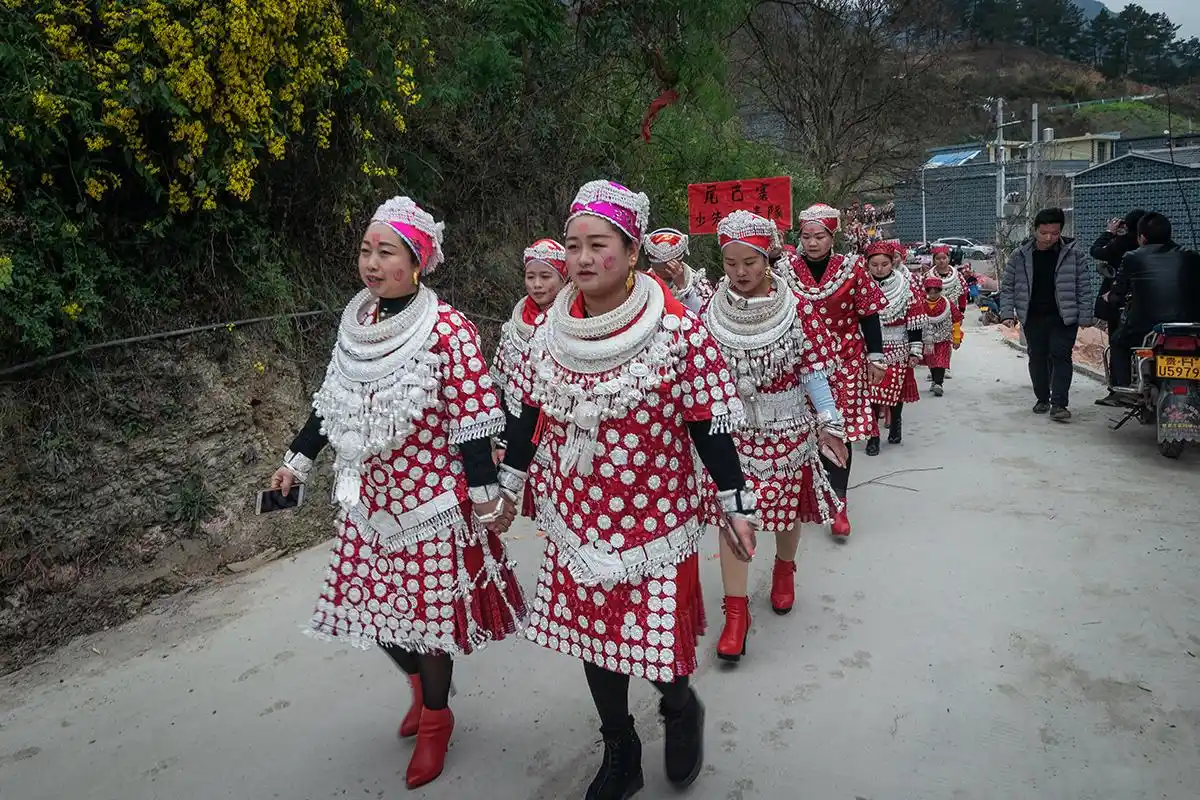 位于重安江畔的贵州凯里市湾水镇岩寨举行了一场苗族服饰文化旅游节