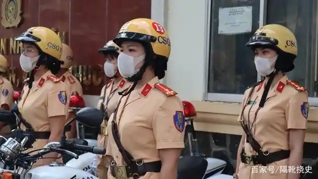 越南给女警换装长筒皮靴成为标配