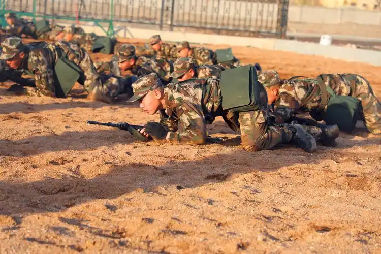 "练兵场上,武警某部班长程任豪正在示范战术动作,声音洪亮地讲解:"