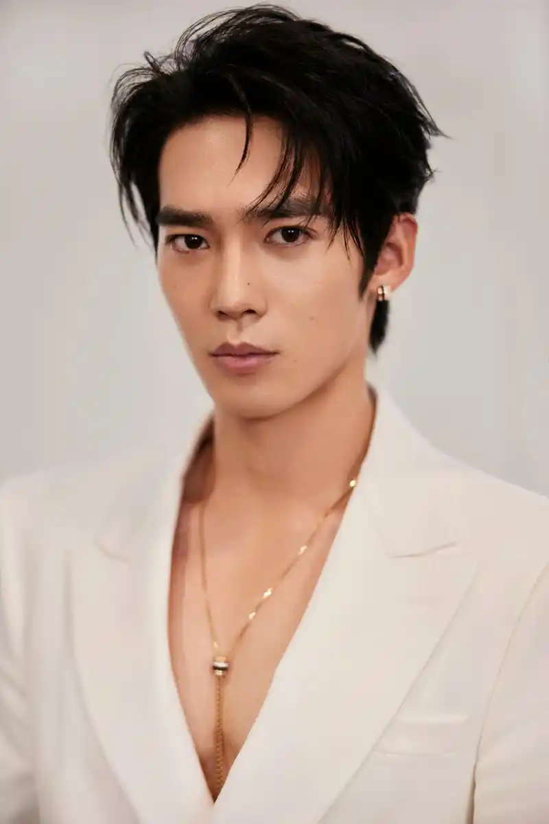 #星闻#  赤忱纯粹而忘我,世界也向你倾斜 🤍  于适这套装扮尽显男性