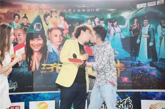 新济公陈浩民陈威翰舌吻基情四射