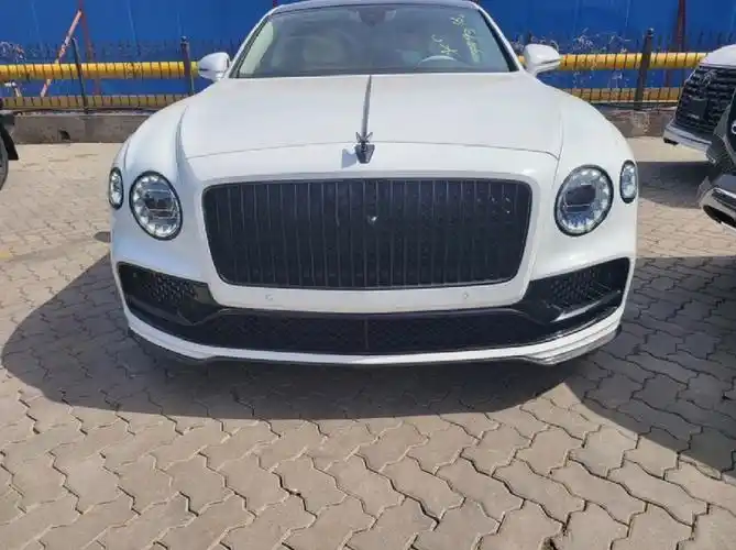 宾利飞驰白色外观亚麻白内饰干净典雅