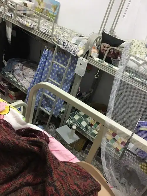 说到这个,想起, 大学女生宿舍,某一天起床在床上换衣服,总觉得有人再