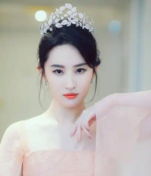 刘亦菲穿了一件带皇冠的金色礼服,一转身看到背影,真的是神仙姐姐!